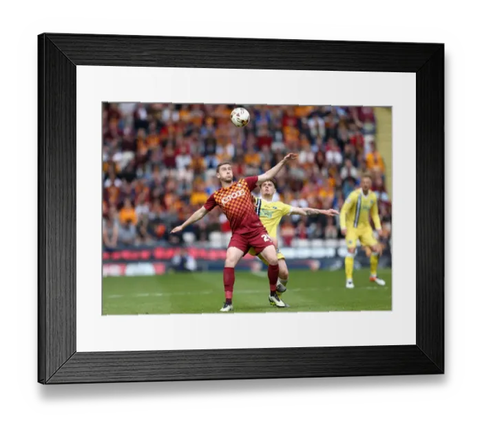 Framed Print : Battle for Supremacy: Davies vs. Thompson in the Millwall vs. Bradford City Play-Off Clash (Sky Bet League One, 2015-16) Framed Print : Battle for Supremacy: Davies vs. Thompson in the Millwall vs. Bradford City Play-Off Clash (Sky Bet League One, 2015-16)