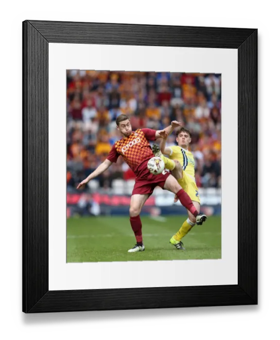 Framed Print : Intense Rivalry: Steven Davies vs Ben Thompson - Battle for the Ball in the Sky Bet League One Play-Offs (Bradford City vs Millwall, 2015-16) Framed Print : Intense Rivalry: Steven Davies vs Ben Thompson - Battle for the Ball in the Sky Bet League One Play-Offs (Bradford City vs Millwall, 2015-16)