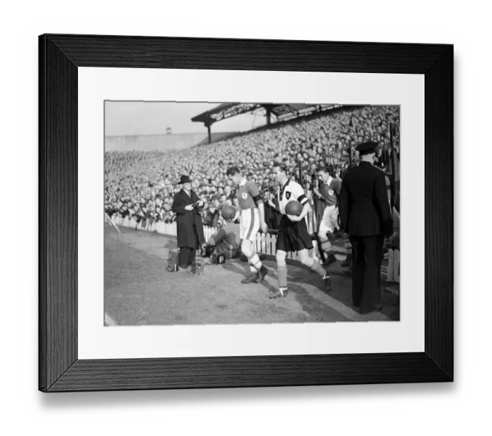 Framed Print : Soccer - Football League Division Three South - Millwall v Notts County Framed Print : Soccer - Football League Division Three South - Millwall v Notts County