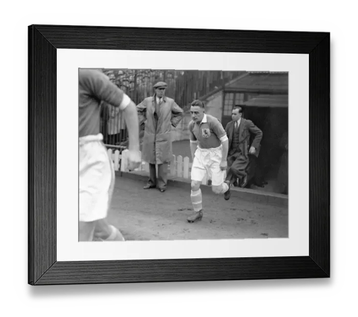 Framed Print : Soccer - Football League Division Two - Millwall v Nottingham Forest - The Den Framed Print : Soccer - Football League Division Two - Millwall v Nottingham Forest - The Den