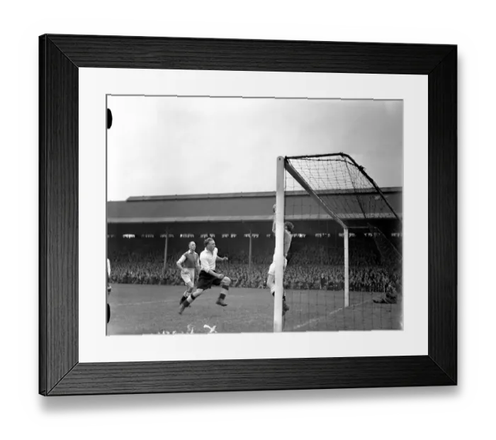 Framed Print : Soccer - Football League Division Two - Fulham v Millwall - Craven Cottage Framed Print : Soccer - Football League Division Two - Fulham v Millwall - Craven Cottage
