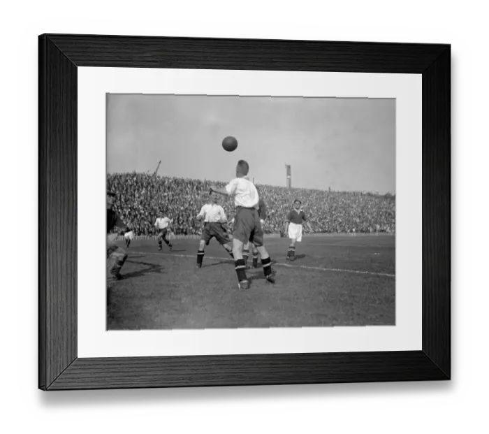 Framed Print : Soccer - Football League Division Two - Millwall v Bury - The Den Framed Print : Soccer - Football League Division Two - Millwall v Bury - The Den