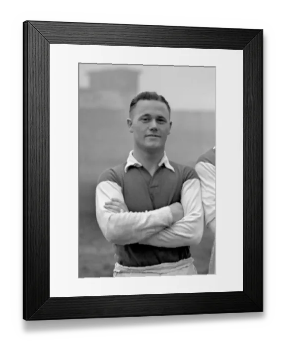 Framed Print : Millwall vs Aston Villa: Football League South Clash at The Den - Billy Hurrell in Action Framed Print : Millwall vs Aston Villa: Football League South Clash at The Den - Billy Hurrell in Action