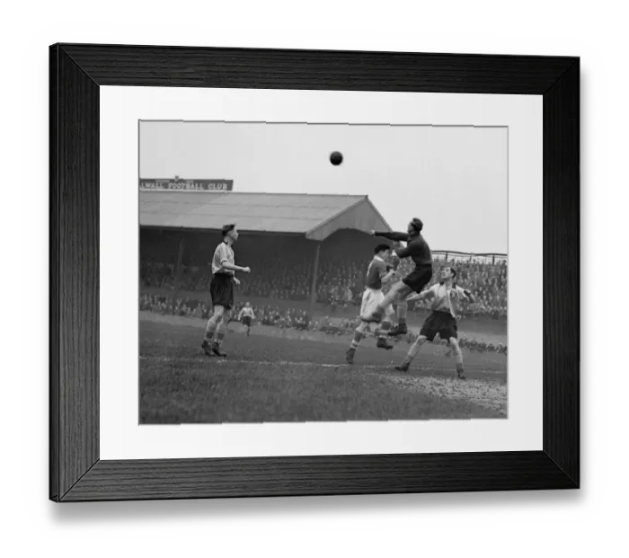 Framed Print : FA Cup - Second Round - Millwall v Headington United - The Den Framed Print : FA Cup - Second Round - Millwall v Headington United - The Den