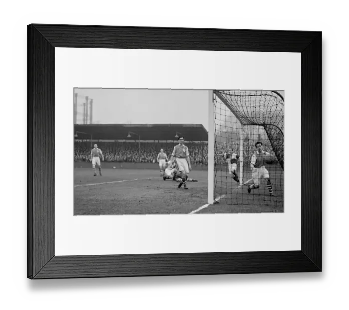 Framed Print : Soccer - League Division Three South - Bristol Rovers v Millwall - Memorial Stadium