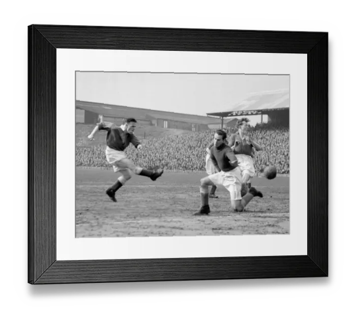 Framed Print : Soccer - League Division Two - Millwall v Leeds United - The Den Framed Print : Soccer - League Division Two - Millwall v Leeds United - The Den