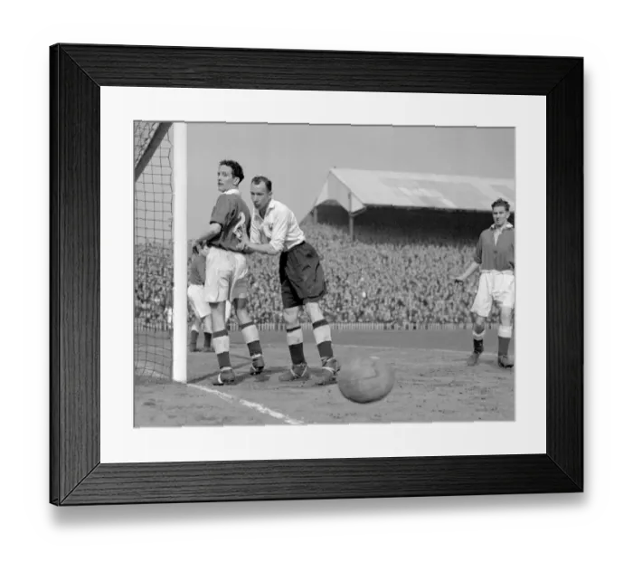 Framed Print : Soccer - League Division Two - Millwall v Tottenham Hotspur - The Den Framed Print : Soccer - League Division Two - Millwall v Tottenham Hotspur - The Den