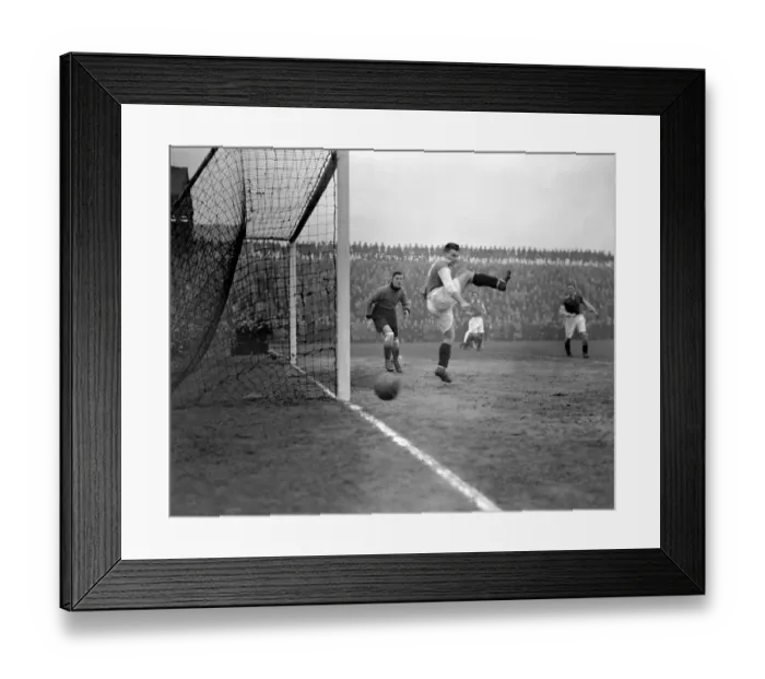 Framed Print : FA Cup - Fourth Round - Millwall v Aston Villa - The Den Framed Print : FA Cup - Fourth Round - Millwall v Aston Villa - The Den