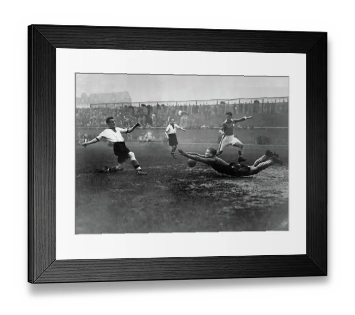 Framed Print : Soccer - League Division Three South - Millwall v Notts County - The Den Framed Print : Soccer - League Division Three South - Millwall v Notts County - The Den