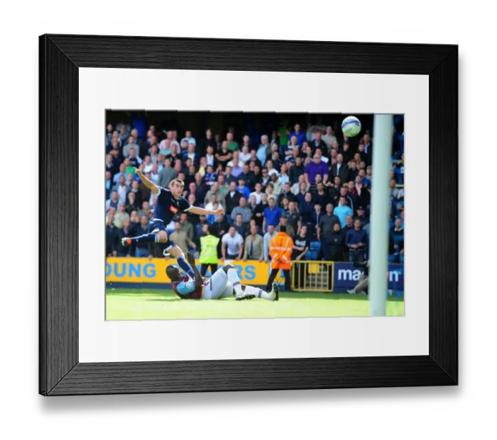 Framed Print : Battle for Supremacy: Marquis vs. Faye - Millwall vs. West Ham United, Npower Championship (17-09-2011) Framed Print : Battle for Supremacy: Marquis vs. Faye - Millwall vs. West Ham United, Npower Championship (17-09-2011)