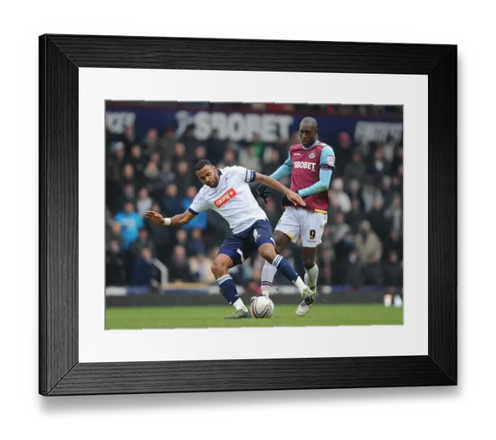 Framed Print : Battle for Supremacy: Liam Trotter vs. Carlton Cole - Millwall vs. West Ham United, Npower Championship (04-02-2012, Upton Park) Framed Print : Battle for Supremacy: Liam Trotter vs. Carlton Cole - Millwall vs. West Ham United, Npower Championship (04-02-2012, Upton Park)