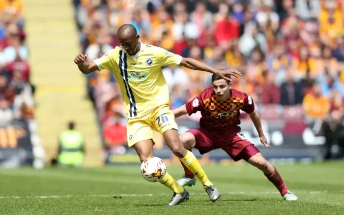 Framed Print : Battle for Supremacy: Nadjim Abdou vs. Josh Cullen - Millwall vs. Bradford City Play-Off Clash (Sky Bet League One, 2015-16)