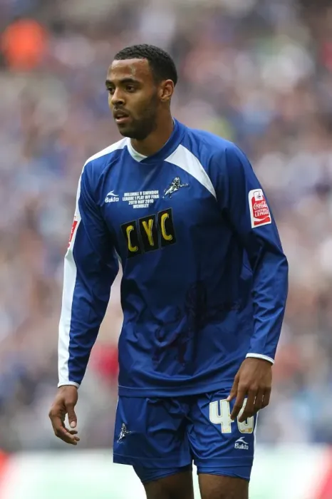 Framed Print : Dramatic Play-Off Final Clash: Millwall vs Swindon Town at Wembley Stadium - Liam Trotter in Action (Millwall Football Club, Football League One)