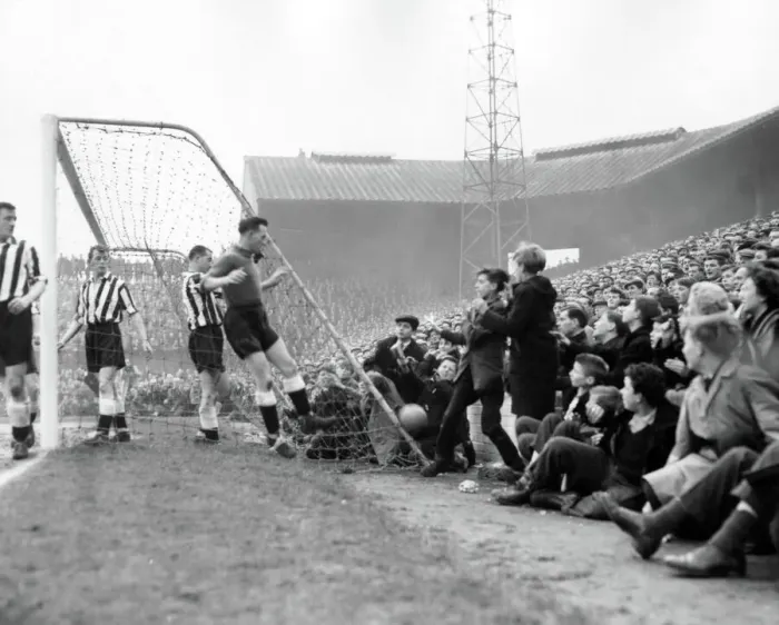 Framed Print : FA Cup - Fourth Round - Millwall v Newcastle United - The Den