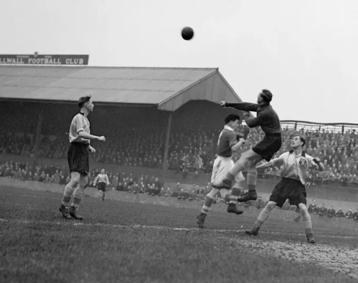 Framed Print : FA Cup - Second Round - Millwall v Headington United - The Den Framed Print : FA Cup - Second Round - Millwall v Headington United - The Den
