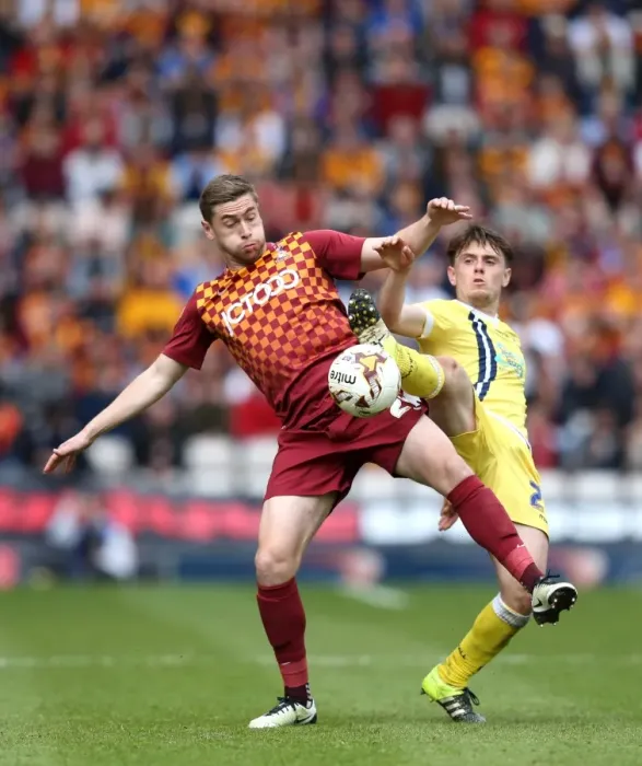 Framed Print : Intense Rivalry: Steven Davies vs Ben Thompson - Battle for the Ball in the Sky Bet League One Play-Offs (Bradford City vs Millwall, 2015-16) Framed Print : Intense Rivalry: Steven Davies vs Ben Thompson - Battle for the Ball in the Sky Bet League One Play-Offs (Bradford City vs Millwall, 2015-16)