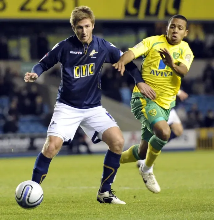 Framed Print : Millwall vs Norwich City: Clash at The New Den - Simeon Jackson vs James Henry (Npower Championship, 09-11-2010)