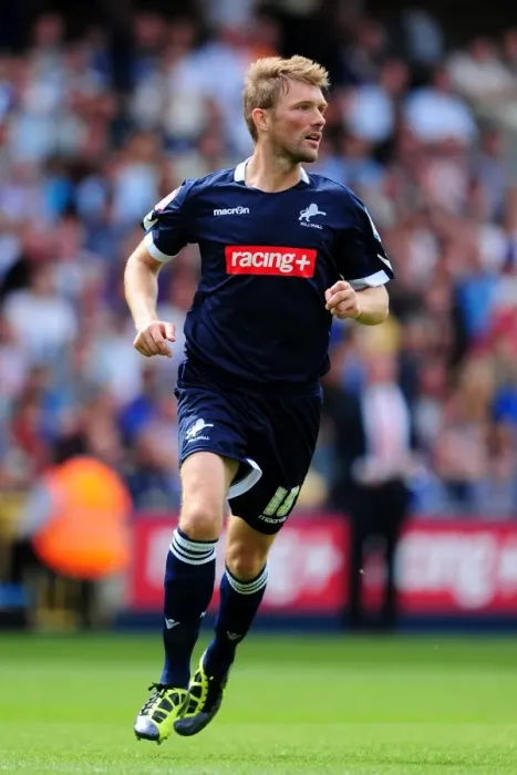 Framed Print : Millwall vs Nottingham Forest in the Npower Championship: Darren Ward at The Den (13-08-2011)