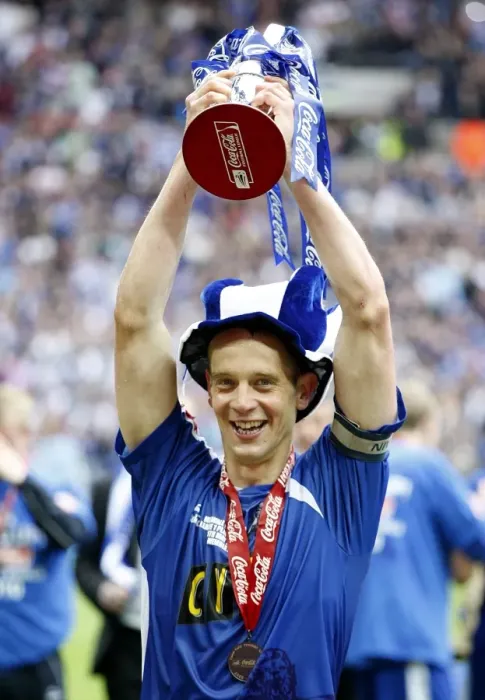 Framed Print : Millwall's Glory: The Celebration - Winning the Football League One Play-Off Final at Wembley (vs Swindon Town with Paul Robinson and the Trophy)