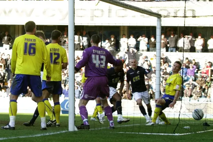 Framed Print : Millwall's Kevin Lisbie Scores the Winning Goal Against Cardiff City in Npower Championship Match at The New Den (19-03-2011)