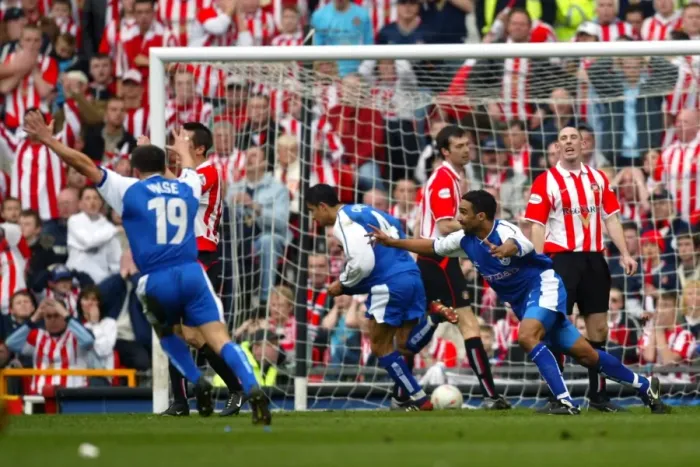 Framed Print : Millwall's Tim Cahill Scores the FA Cup Semi-Final Winning Goal Against Sunderland (2004) Framed Print : Millwall's Tim Cahill Scores the FA Cup Semi-Final Winning Goal Against Sunderland (2004)