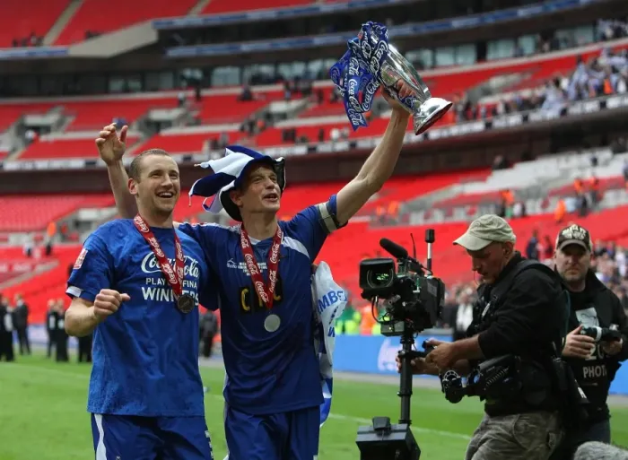 Framed Print : Millwall's Triumph: Frampton and Robinson Rejoice with the Football League One Play-Off Trophy at Wembley