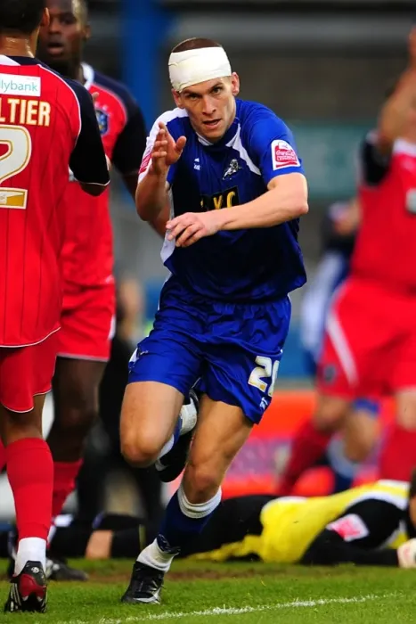 Framed Print : Milwall vs Huddersfield Town: Steve Morison's Thrilling Goal in the Play-Off Semi-Final Second Leg of Football League One