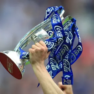 La gloire de Millwall : célébrer la victoire dans le final des play-offs du championnat d'Angleterre en Ligue 1 avec Coca-cola au Stade de Wembley La gloire de Millwall : célébrer la victoire dans le final des play-offs du championnat d'Angleterre en Ligue 1 avec Coca-cola au Stade de Wembley