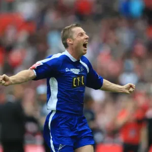La gloire de Millwall : Le triomphe de la célébration de Neil Harris à Wembley après avoir obtenu le maintien en Ligue 1 La gloire de Millwall : Le triomphe de la célébration de Neil Harris à Wembley après avoir obtenu le maintien en Ligue 1