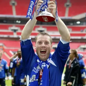 La gloire de Millwall : le moment triomphal de Neil Harris avec la coupe du championnat football anglais à Stade national La gloire de Millwall : le moment triomphal de Neil Harris avec la coupe du championnat football anglais à Stade national