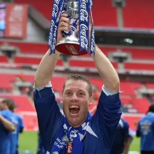La gloire de Millwall : le triomphe victorieux de Neil Harris à l'Wembley avec la coupe du championnat Ligue 1 La gloire de Millwall : le triomphe victorieux de Neil Harris à l'Wembley avec la coupe du championnat Ligue 1