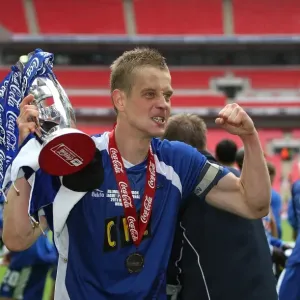 La gloire de Millwall : le triomphe du ballon d'or après avoir remporté la finale des play-offs au Stade de Wembley contre Swindon Town (Ligue Nationale 1) La gloire de Millwall : le triomphe du ballon d'or après avoir remporté la finale des play-offs au Stade de Wembley contre Swindon Town (Ligue Nationale 1)