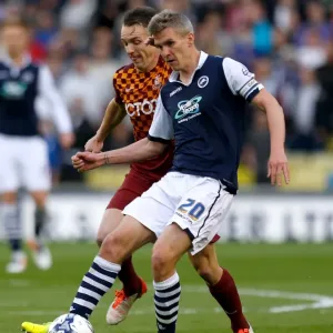 Rivalidad intensa: Morison contra McMahon en el partido de semifinales del torneo Sky Bet League One entre Millwall y Bradford City Rivalidad intensa: Morison contra McMahon en el partido de semifinales del torneo Sky Bet League One entre Millwall y Bradford City