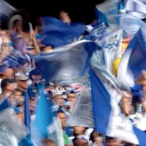 El Manchester United contra el Millwall: Finales de la Copa del Rey AXA - Los aficionados apasionados del Millwall bailan con sus banderas El Manchester United contra el Millwall: Finales de la Copa del Rey AXA - Los aficionados apasionados del Millwall bailan con sus banderas
