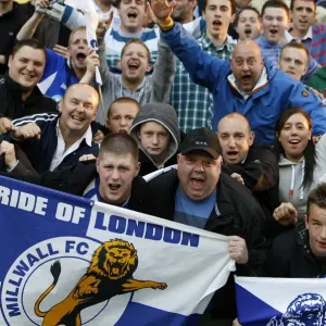 Los aficionados de Millwall se reunieron en el Nuevo Estadio antes del partido semifinal de playoffs contra Huddersfield Town, Liga Nacional Los aficionados de Millwall se reunieron en el Nuevo Estadio antes del partido semifinal de playoffs contra Huddersfield Town, Liga Nacional