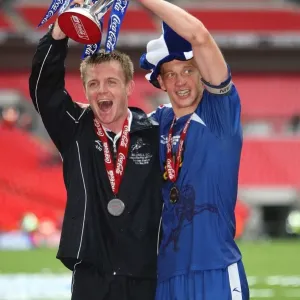 Le succès de Millwall FC : Paul Robinson et l'équipe célébrent leur promotion en championnat avec la victoire au final du play-off de la football league one contre Swindon Town Le succès de Millwall FC : Paul Robinson et l'équipe célébrent leur promotion en championnat avec la victoire au final du play-off de la football league one contre Swindon Town