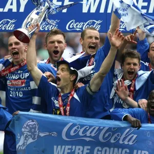 Le Millwall FC : La célébration – En gagnant la finale de play-off du championnat footballer Ligue 1 Coca Cola à Wembley contre le Swindon Town avec capitaine Paul Robinson Le Millwall FC : La célébration – En gagnant la finale de play-off du championnat footballer Ligue 1 Coca Cola à Wembley contre le Swindon Town avec capitaine Paul Robinson