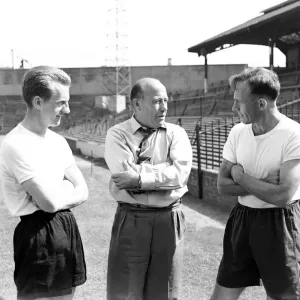 El entrenador de Millwall, James JR Smith, se reúne con Ron Heckman y Alf Ackman durante la capacitación pretemporada El entrenador de Millwall, James JR Smith, se reúne con Ron Heckman y Alf Ackman durante la capacitación pretemporada
