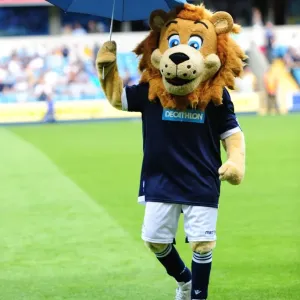 Millwall vs Nottingham Forest: Steve McClaren's First Visit - Zampa the Lion's Welcome (Npower Football League Championship, August 13, 2011)
