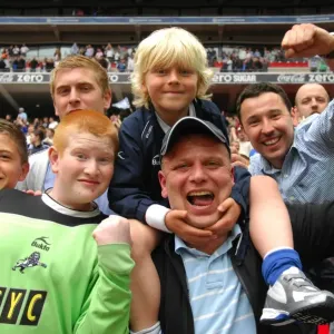 Millwall contra Swindon Town: Fãs de fútbol celebran en el Estadio Nacional de Wembley durante la final del play-off de la Liga Un (Coca-Cola) 2010 Millwall contra Swindon Town: Fãs de fútbol celebran en el Estadio Nacional de Wembley durante la final del play-off de la Liga Un (Coca-Cola) 2010