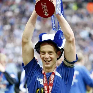 La gloire de Millwall : La célébration – L’obtention du final des playoffs de la ligue football 1 à Wembley (contre le Swindon Town avec Paul Robinson et le trophée) La gloire de Millwall : La célébration – L’obtention du final des playoffs de la ligue football 1 à Wembley (contre le Swindon Town avec Paul Robinson et le trophée)