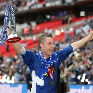 Millwall s'illustre par la gloire des play-offs : le triomphe de l'équipe de Neil Harris, Millwall Foot-ball Club remporte le championnat d'une Ligue 1 du football Millwall s'illustre par la gloire des play-offs : le triomphe de l'équipe de Neil Harris, Millwall Foot-ball Club remporte le championnat d'une Ligue 1 du football