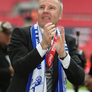 Millwall célèbre son triomphe de promotion : Kenny Jackett et les lions célébrent la victoire des play-offs en Ligue 1 à Wembley contre le Swindon Town Millwall célèbre son triomphe de promotion : Kenny Jackett et les lions célébrent la victoire des play-offs en Ligue 1 à Wembley contre le Swindon Town