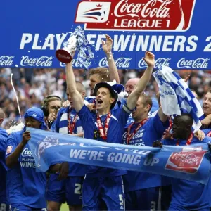 Triomphe de Millwall : La célébration à Wembley - Le Millwall FC remporte le final des playoffs du championnat d'Angleterre 1 contre la ville de Swindon Triomphe de Millwall : La célébration à Wembley - Le Millwall FC remporte le final des playoffs du championnat d'Angleterre 1 contre la ville de Swindon