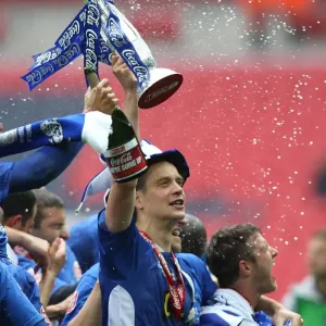 Le Triomphe de Millwall : La Célébration à Wembley après avoir Gagné le Match des Play-off contre la Ville de Swindon en Ligue Nationale 1 Le Triomphe de Millwall : La Célébration à Wembley après avoir Gagné le Match des Play-off contre la Ville de Swindon en Ligue Nationale 1