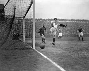 Vintage FA Cup Action Gallery: FA Cup - Fourth Round - Millwall v Aston Villa - The Den